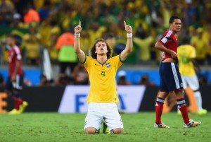 david luiz segna e prega Brasile Colombia