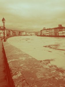 Arno in piena Pisa bn